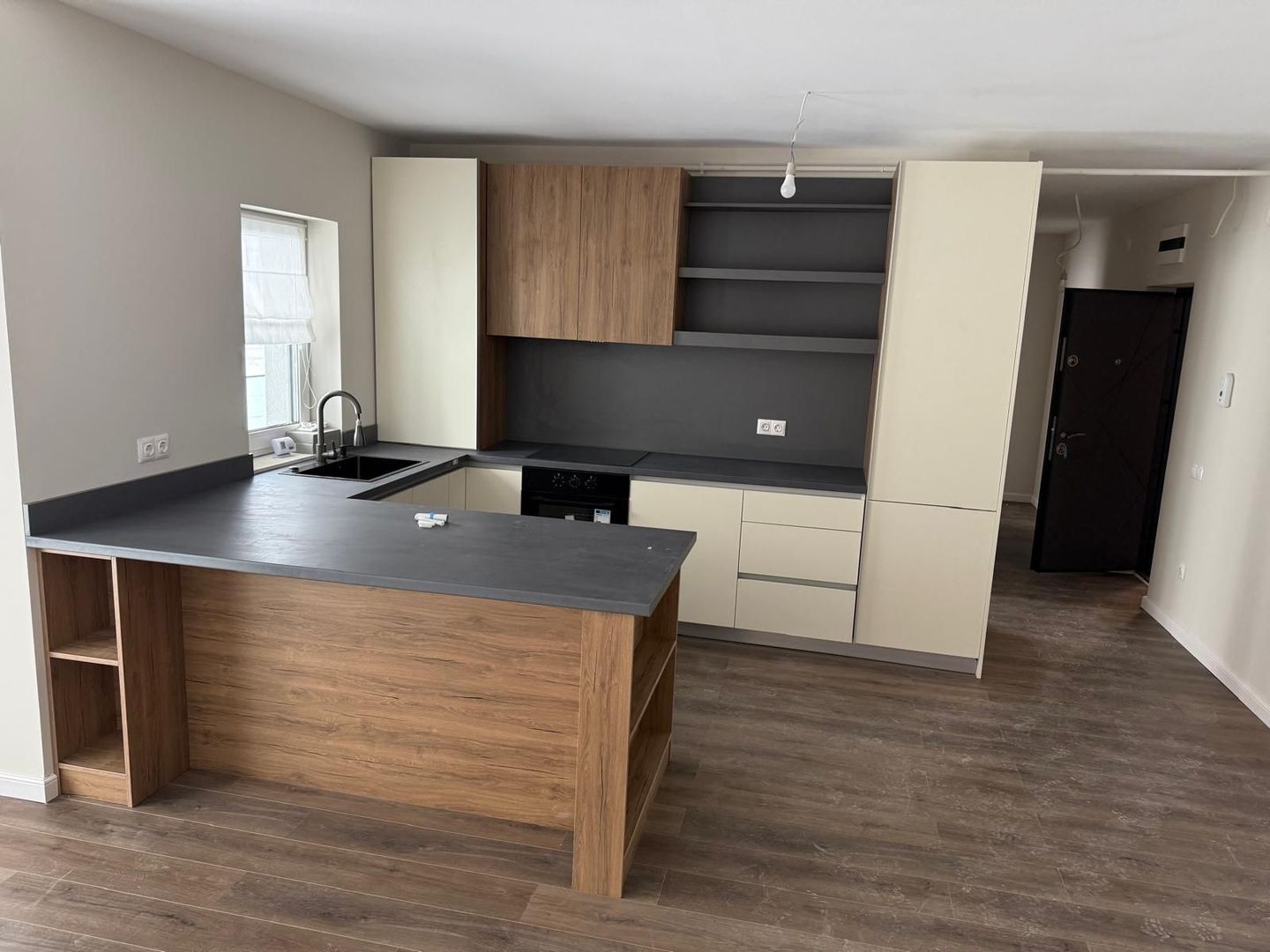 Apartament cu 3 camere,balcon, complet mobilat si utilat - Poză 1