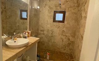 Casă cu două corpuri independente, ideală pentru locuit și închiriere - Poză 3