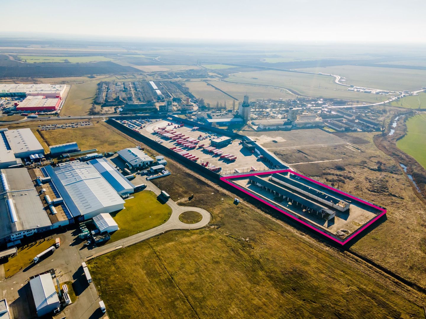 Platformă betonată lângă Autostrada. - Poză 2
