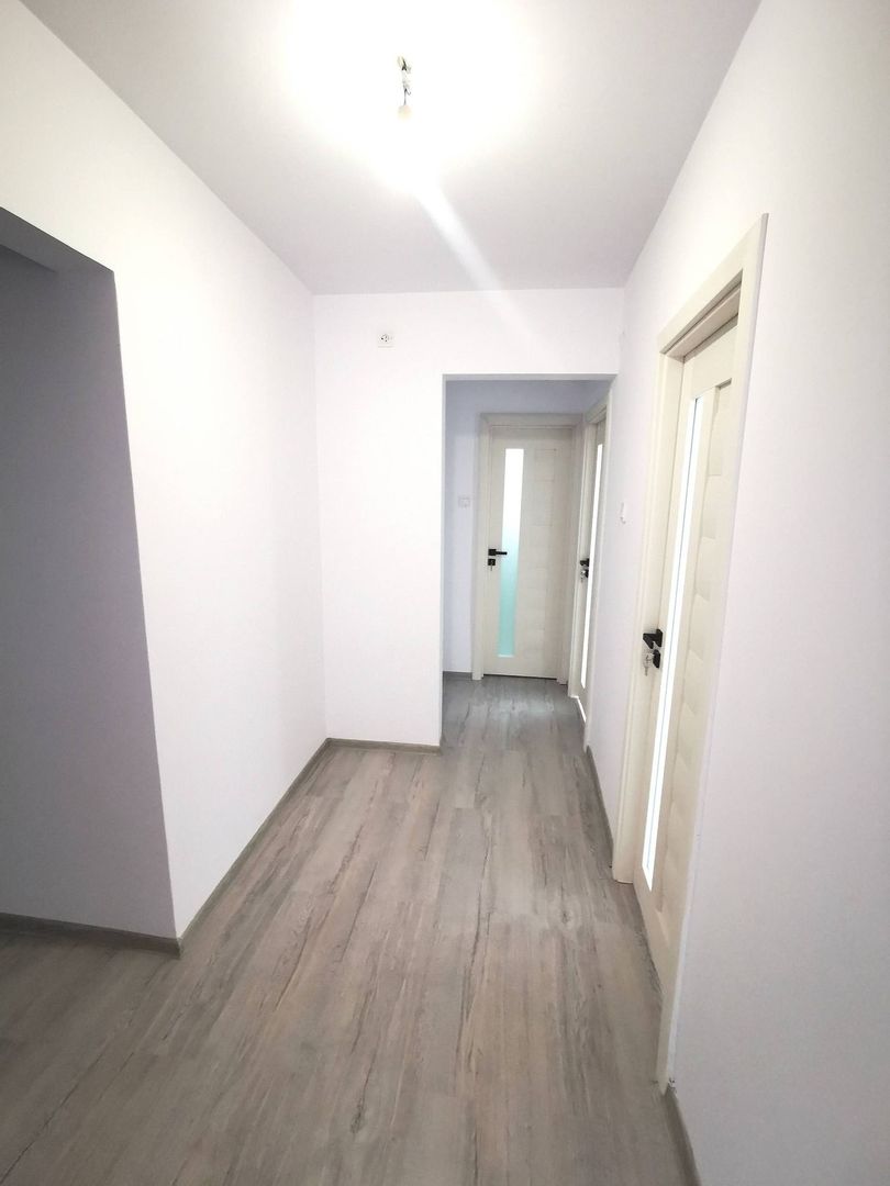 De vanzare apartament cu 2 camere, central. et. 3, 79.900 euro - Poză 2