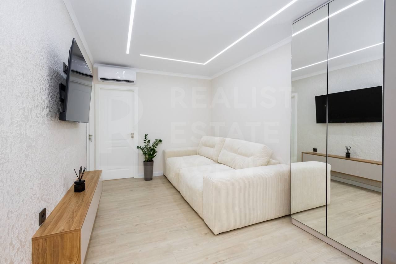 Vânzare apartament, 3 camere + living, strada Vasile Lupu, Buiucani - Poză 1
