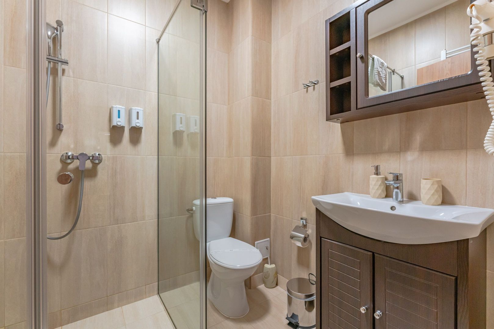 Pensiune Râșnov, 13 camere plus locuință proprietar, zonă Cetate - Poză 12