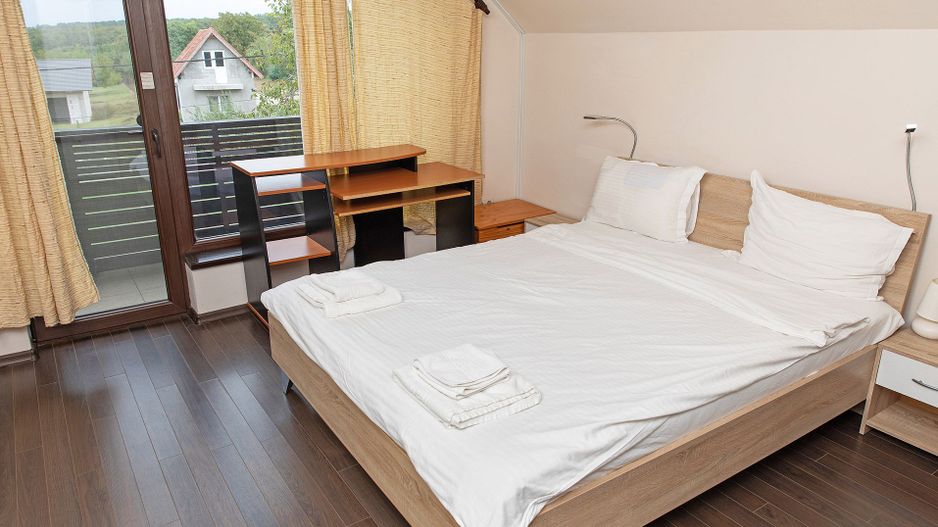 Vilă cu 5 dormitoare, 4 băi, 2 248mp teren, piscină. Preț: 229 000 Eur - Poză 36