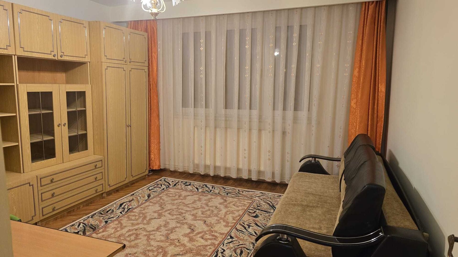 De închiriat | Apartament 3 camere decomandat, cu garaj - Poză 1