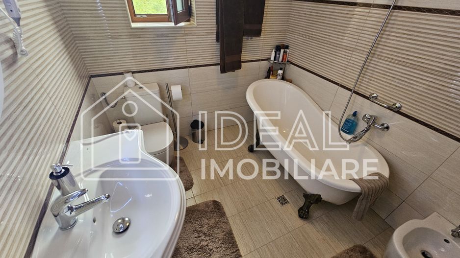 Casă deosebită, cu 5 camere, cu teren de 1132 mp – Cisnădioara - Poză 21