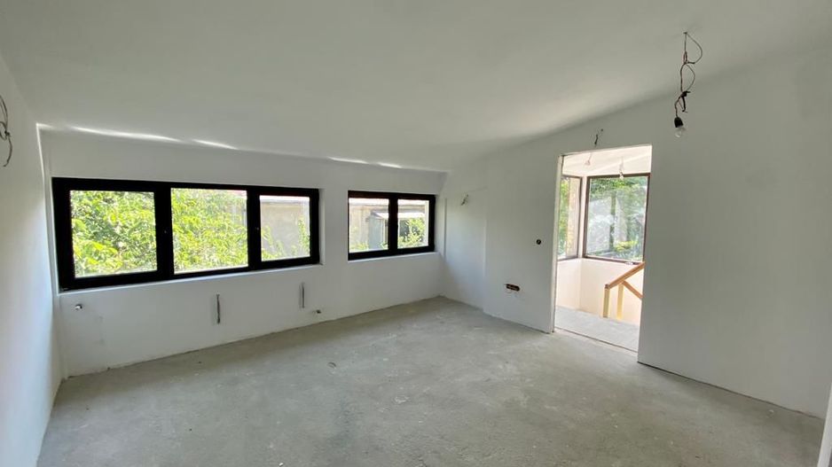 Refugiu Urban cu Eleganță Clasică – Vilă Renovată în Inima Primăverii - Poză 14