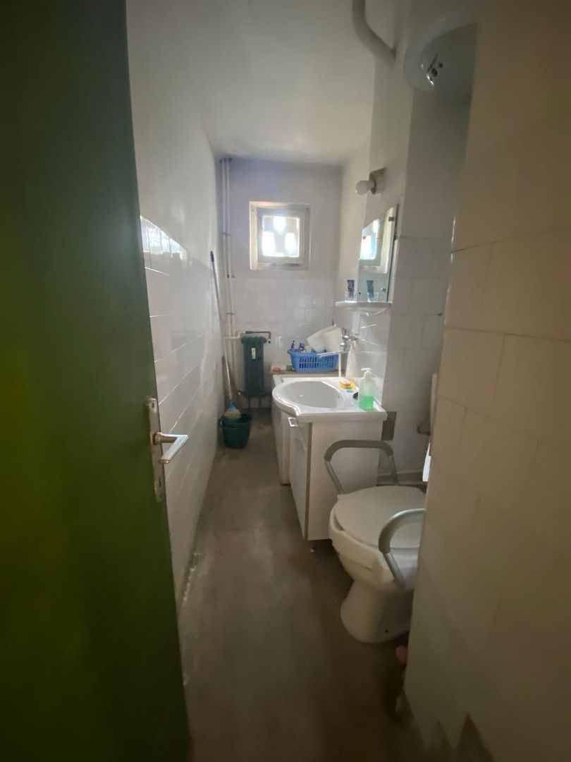 vand apartament 3 camere, etaj 2, zona Piata Sarbilor - Poză 1