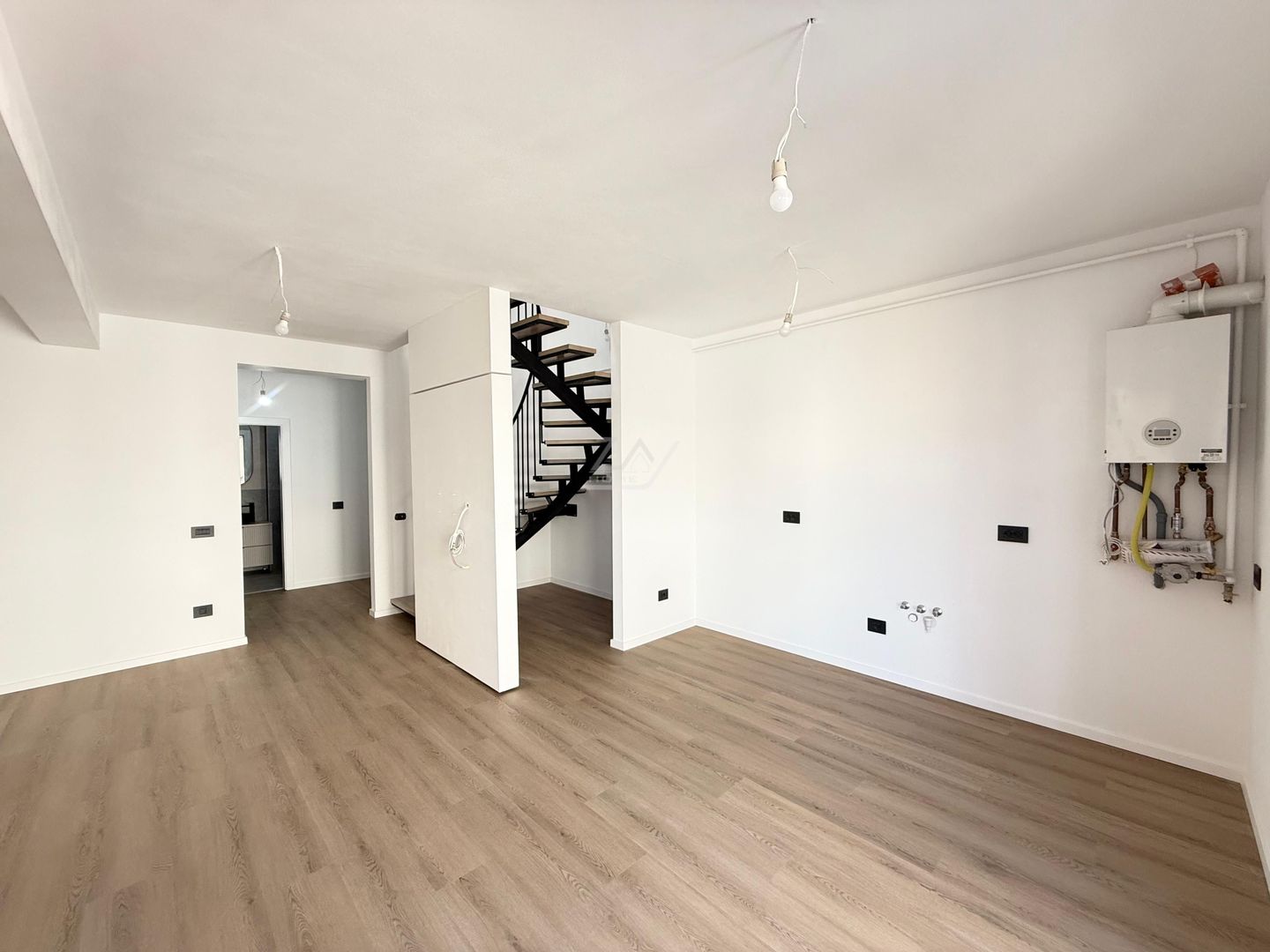 Ap pe 2 niveluri. 4 camere, 2 bai. 2 locuri de parcare. - Poză 2