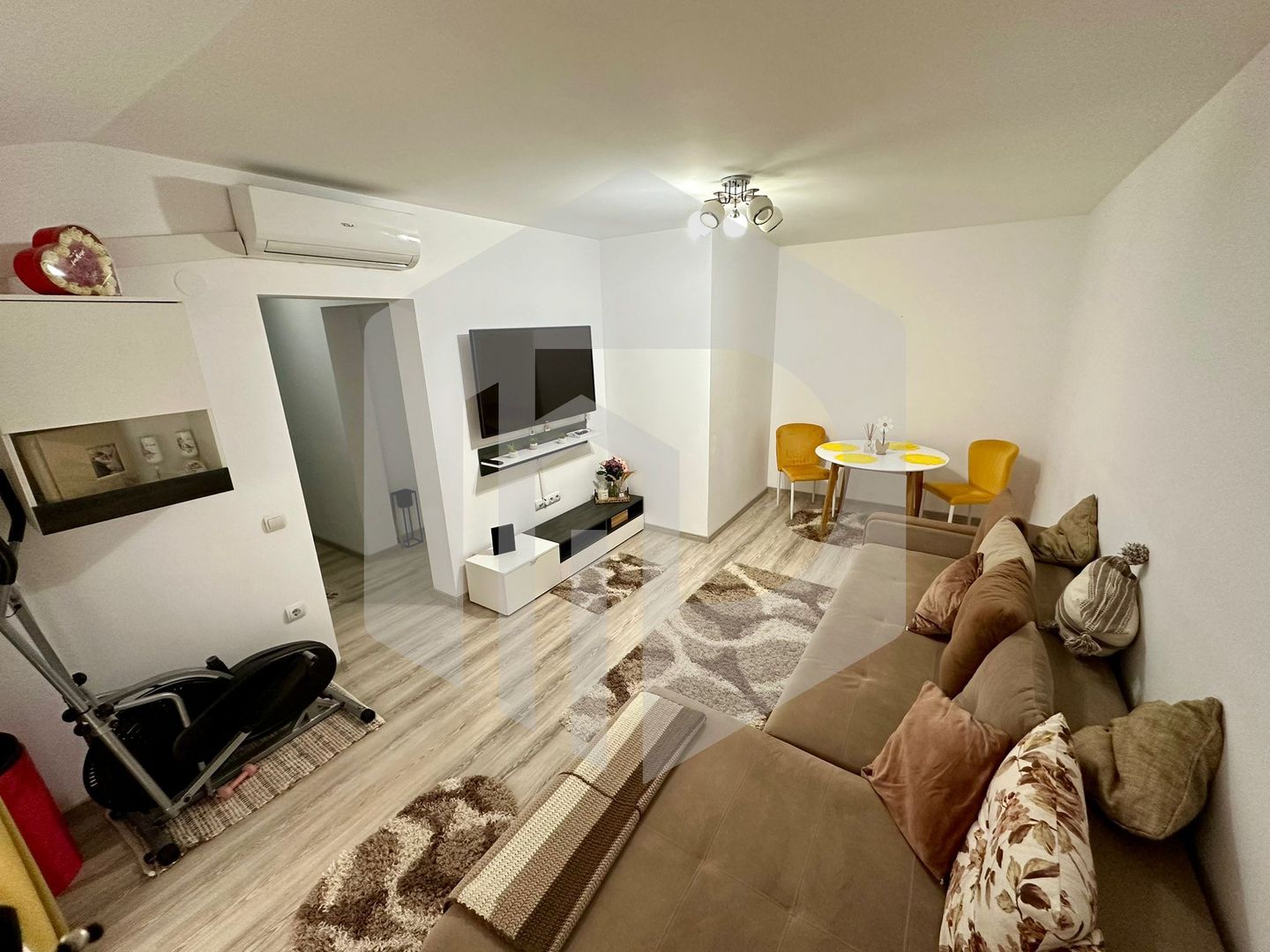 Apartament 2 Camere | Bucatarie separata | Living | Mobilat / Utilat - Poză 1