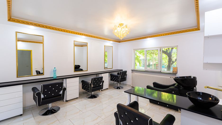 Frizerie-Coafor-Mani-Pedi, 7 posturi complet echipat - Poză 1