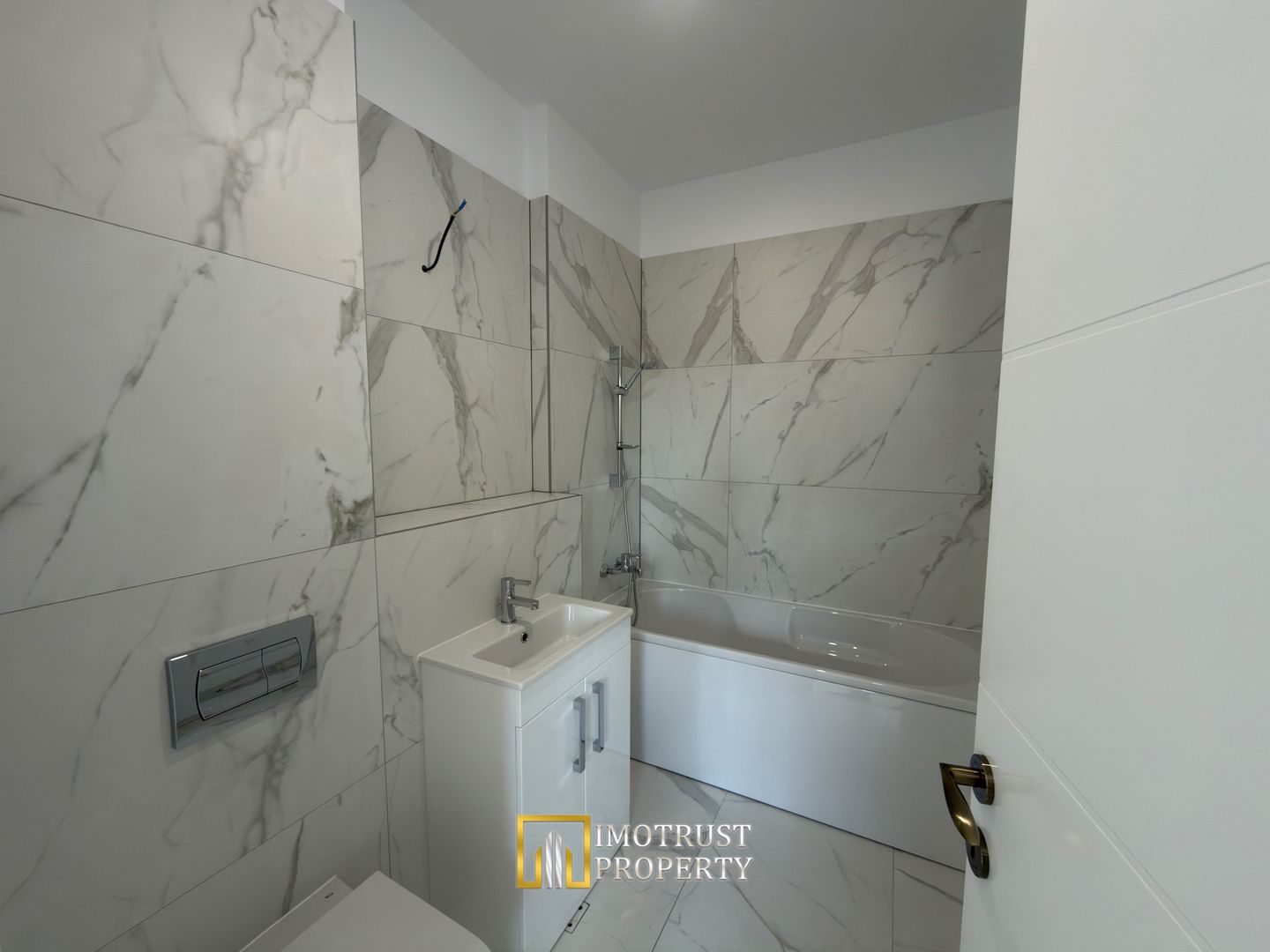 De vanzare apartament 3 camere ARED AFI - Poză 3