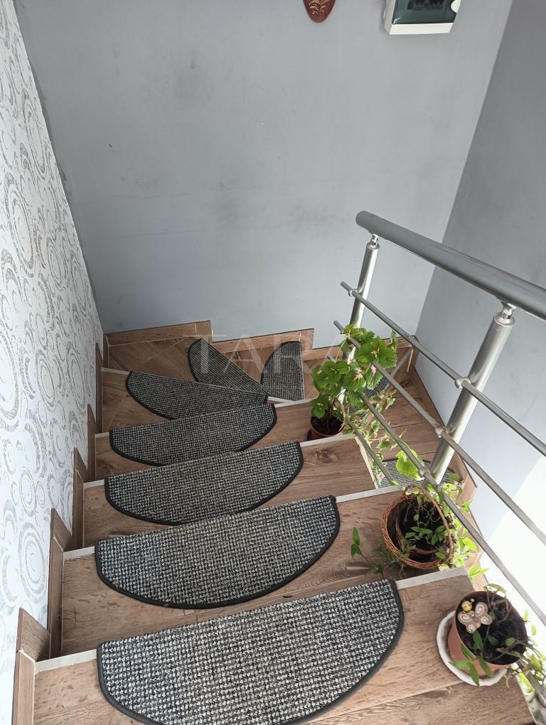 Casă spațioasă, 556 mp teren – Câmpenești, mobilată și utilată - Poză 3