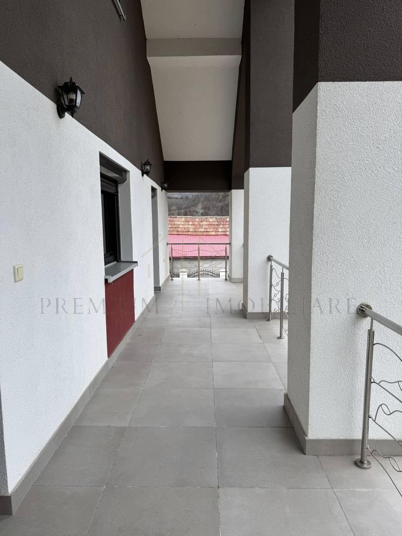 Vila de Lux la 13 km de Onesti - Poză 18