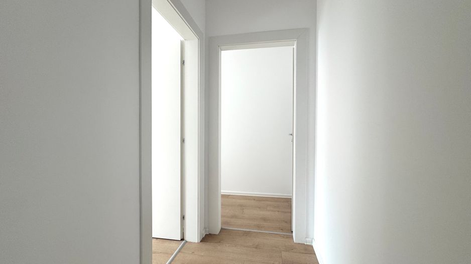 3 camere. Dormitor matrimonial cu baie en-suite. 83 mp Utili. - Poză 4