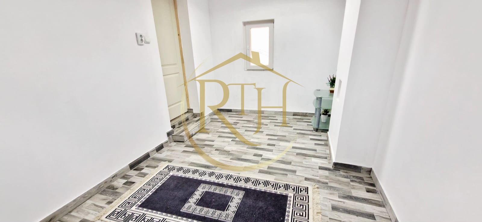 Vand casa recent renovata cu 900 mp curte si gradina in Carpinis - Poză 5