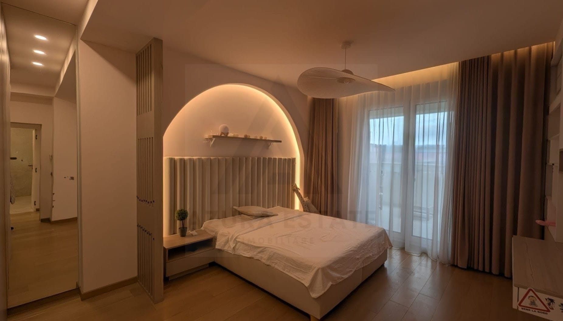 Penthouse 133 mp utili 4 camere 2 terase loc parcare in zona Centrala - Poză 6