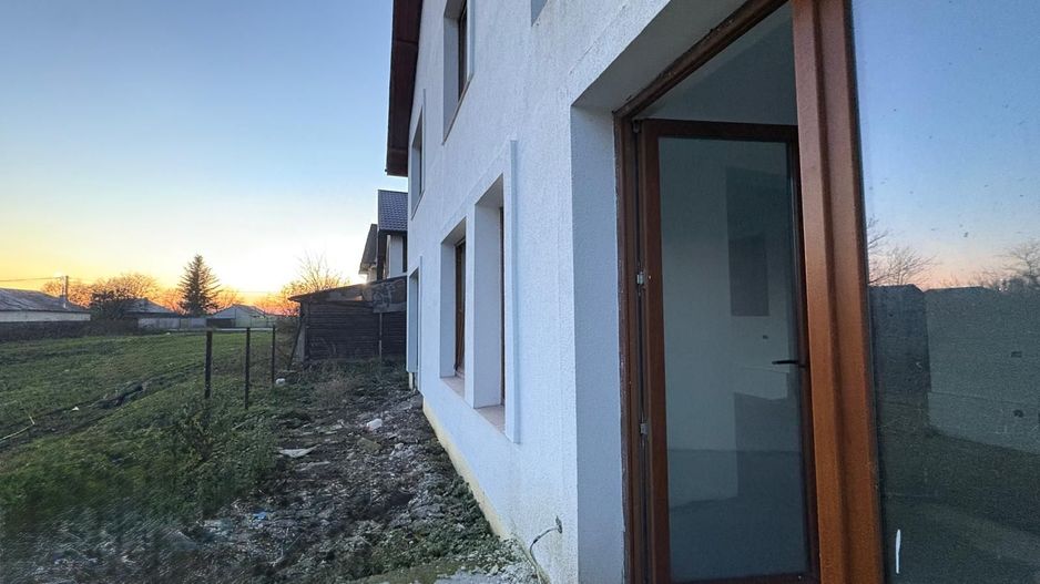 Casa duplex cu 2 locuri de parcare - Poză 4