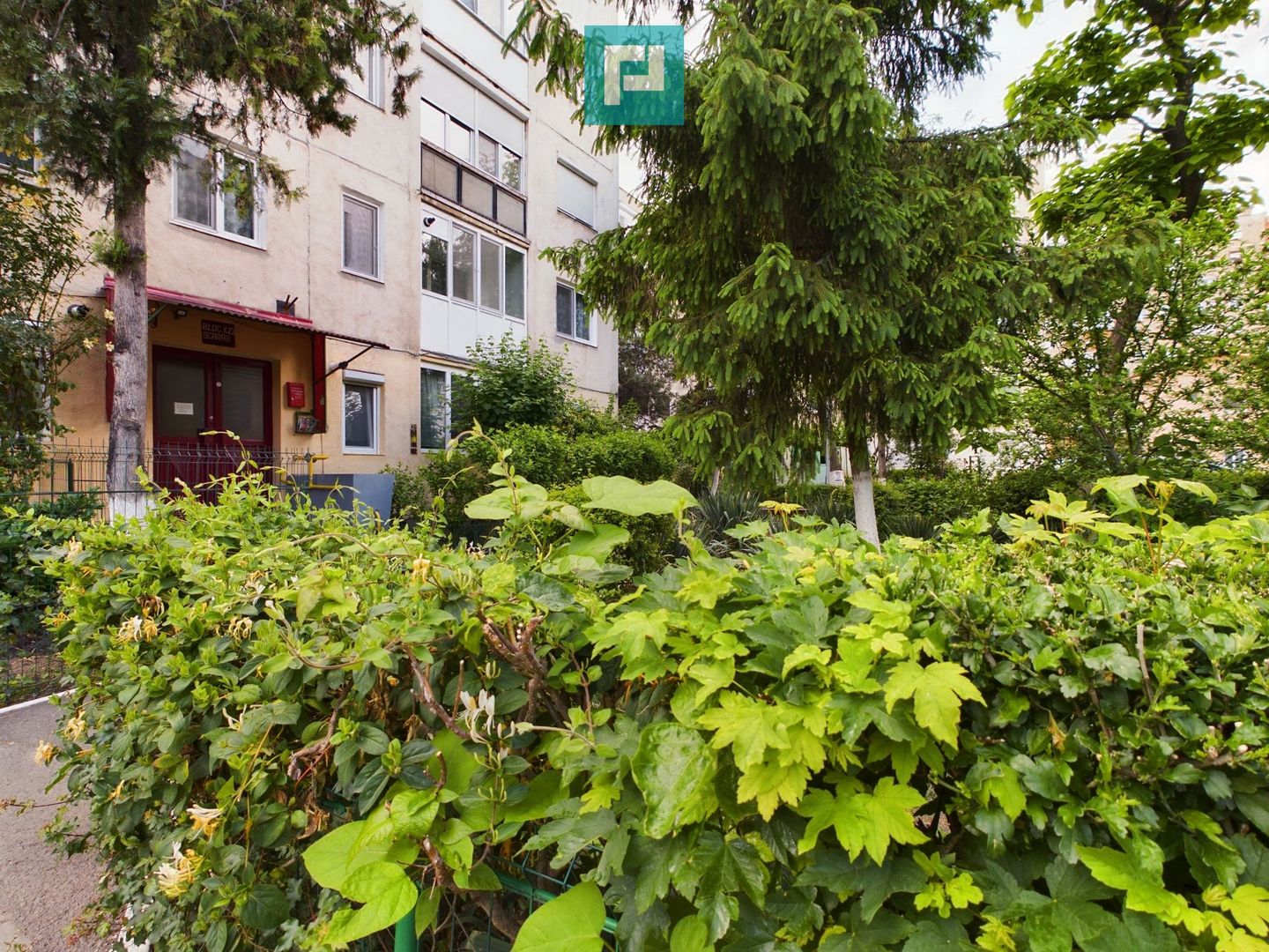 Apartament de vânzare cu 3 camere în Vlaicu - Poză 1