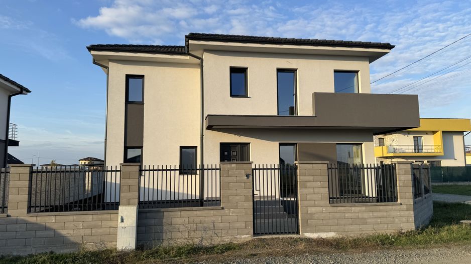 Sacalaz individuala P+E,Terasa,balcon,2 bai,5 camere,2 F.s - Poză 1