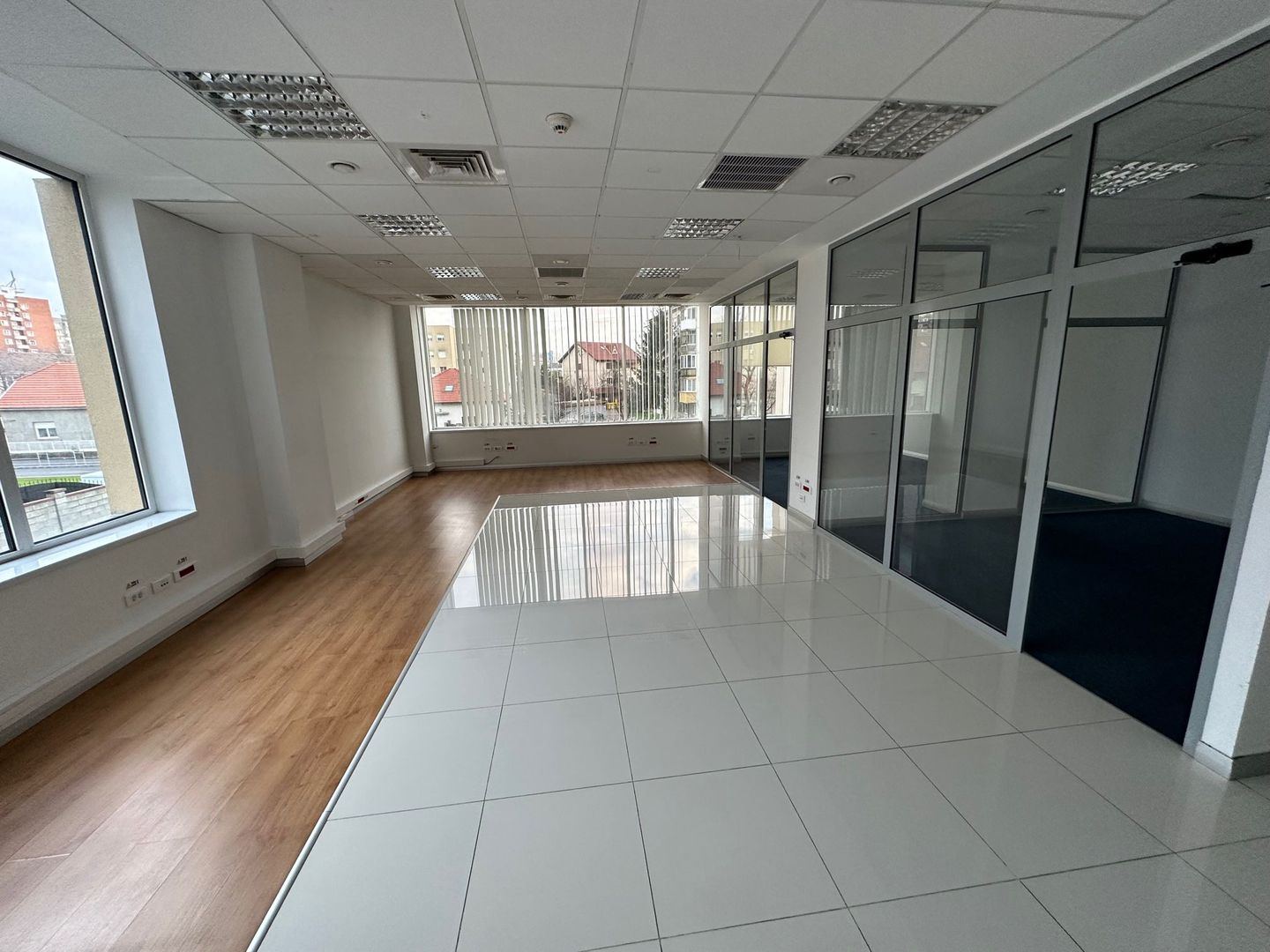 Spatiu de birouri la artera - Poză 11