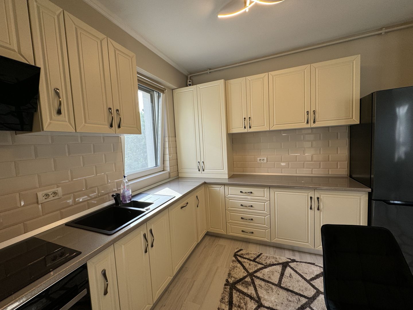 Apartament cu 2 camere mobilat si utilat de lux - Poză 4