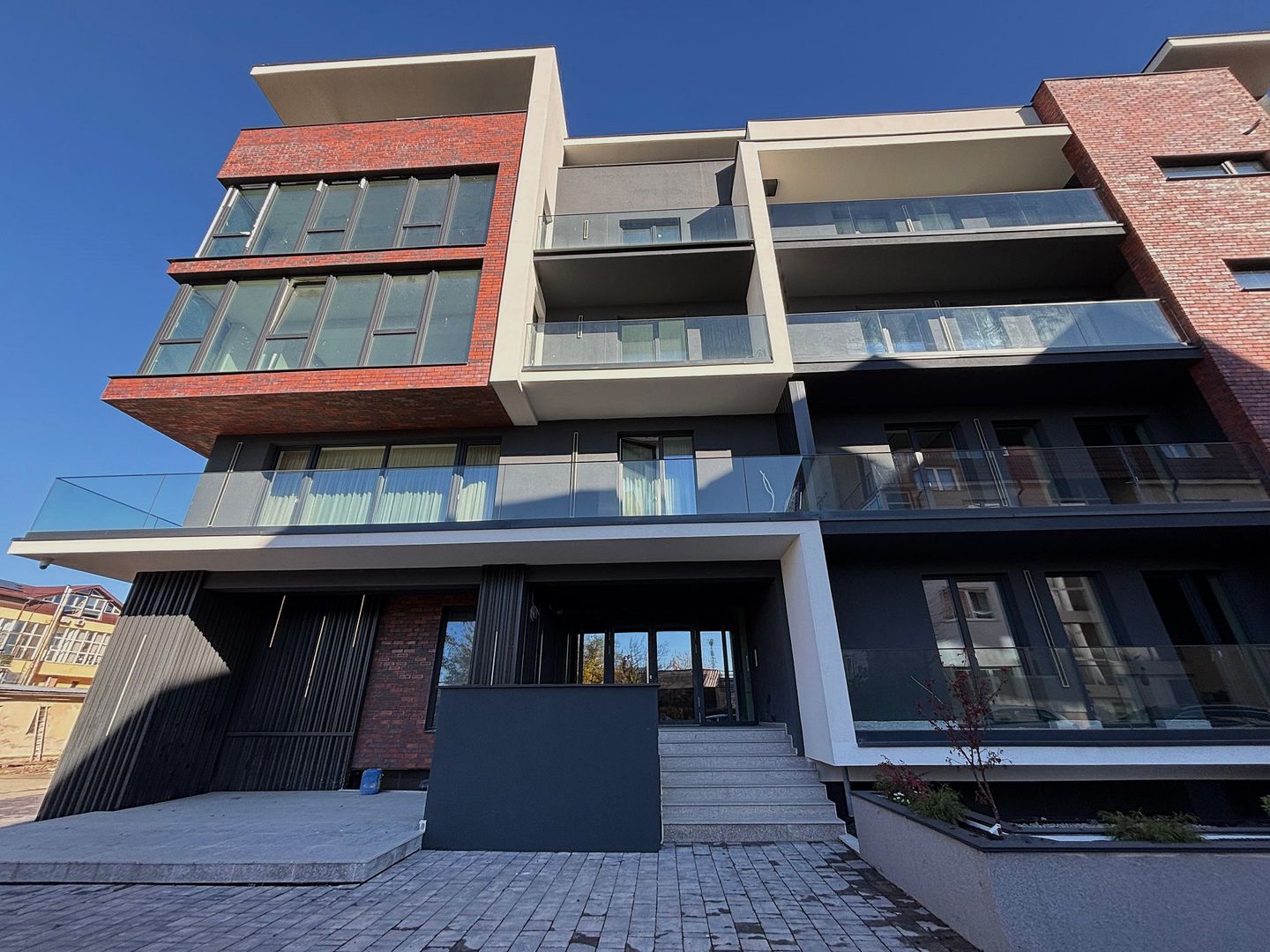 Apartament PREMIUM 3 camere cu GARAJ si boxa - zona Centrala - Poză 14