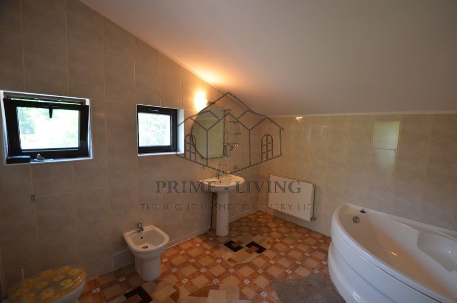 Vilă splendidă cu grădină extinsă și facilități moderne - Poză 9