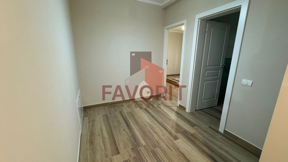 Curte proprie. Loc de parcare. Strada asfaltata - Poză 3