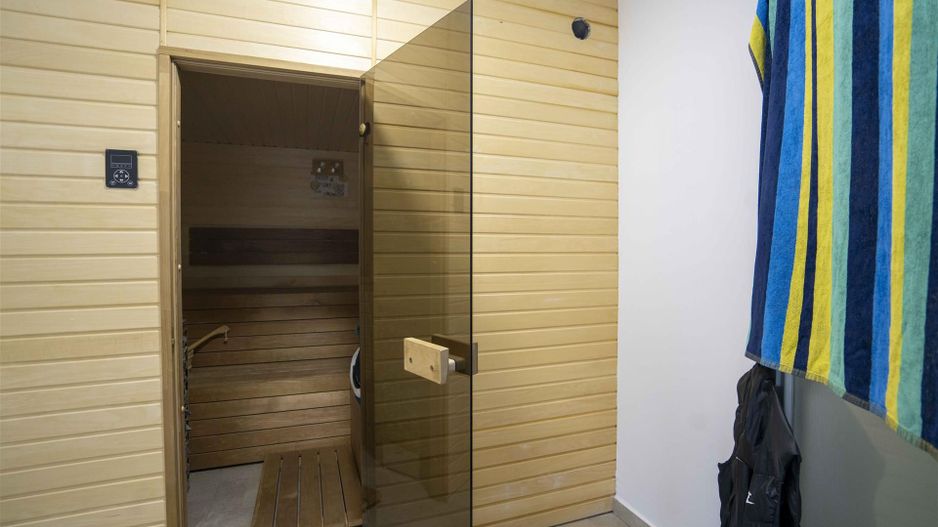 Baza de tenis si constructie moderna - Poză 14