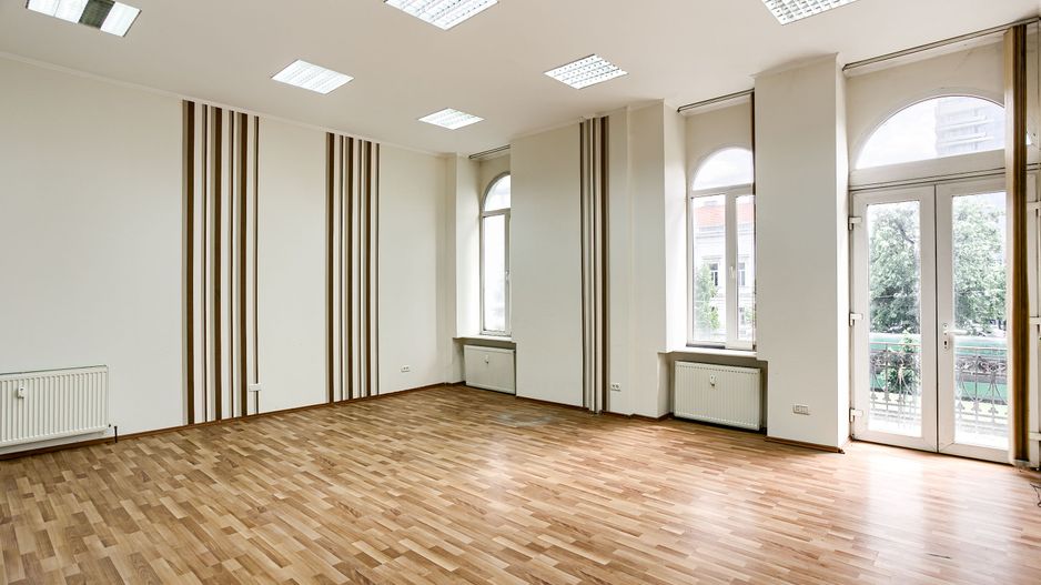 Birou la etajul 1 în zonă ultracentrală - Poză 1