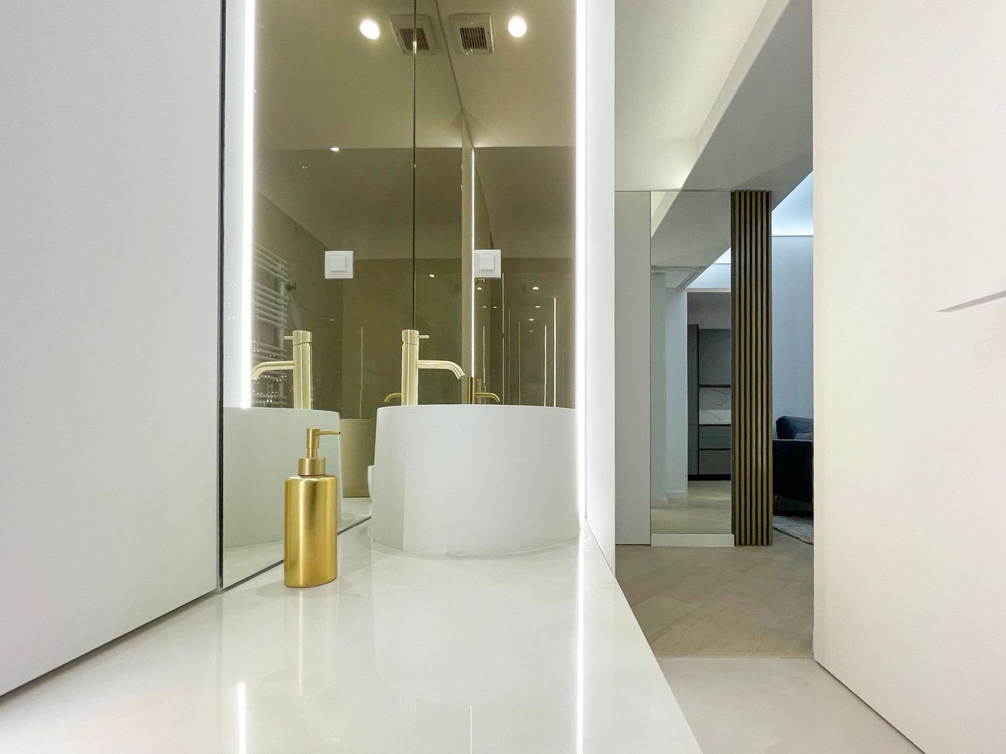 De închiriat studio complet mobilat - Dressing Walk In– Cortina North - Poză 12