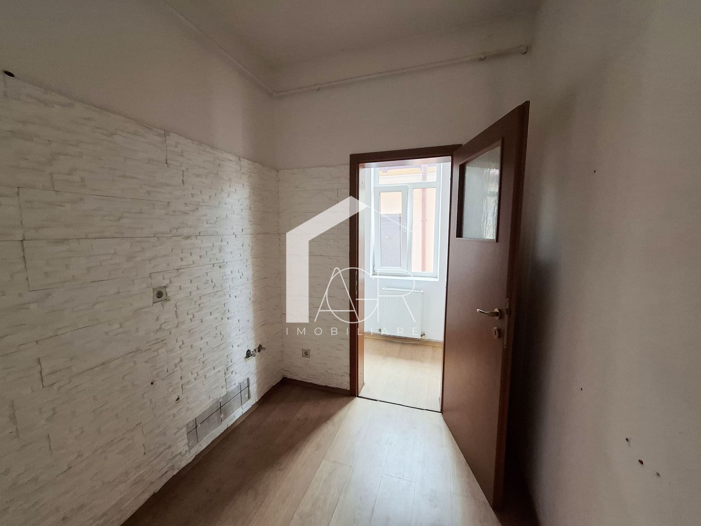 Casa cu 4 camere, zona Central - Poză 16