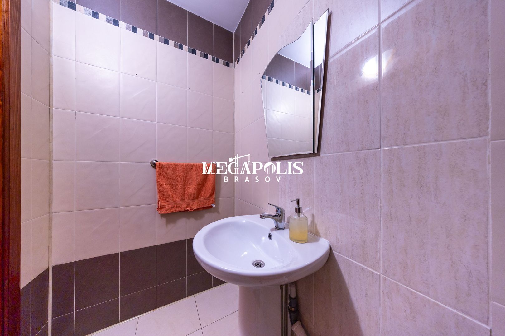 Pensiune de vânzare în Râșnov | 14 camere | 427 mp - Poză 38