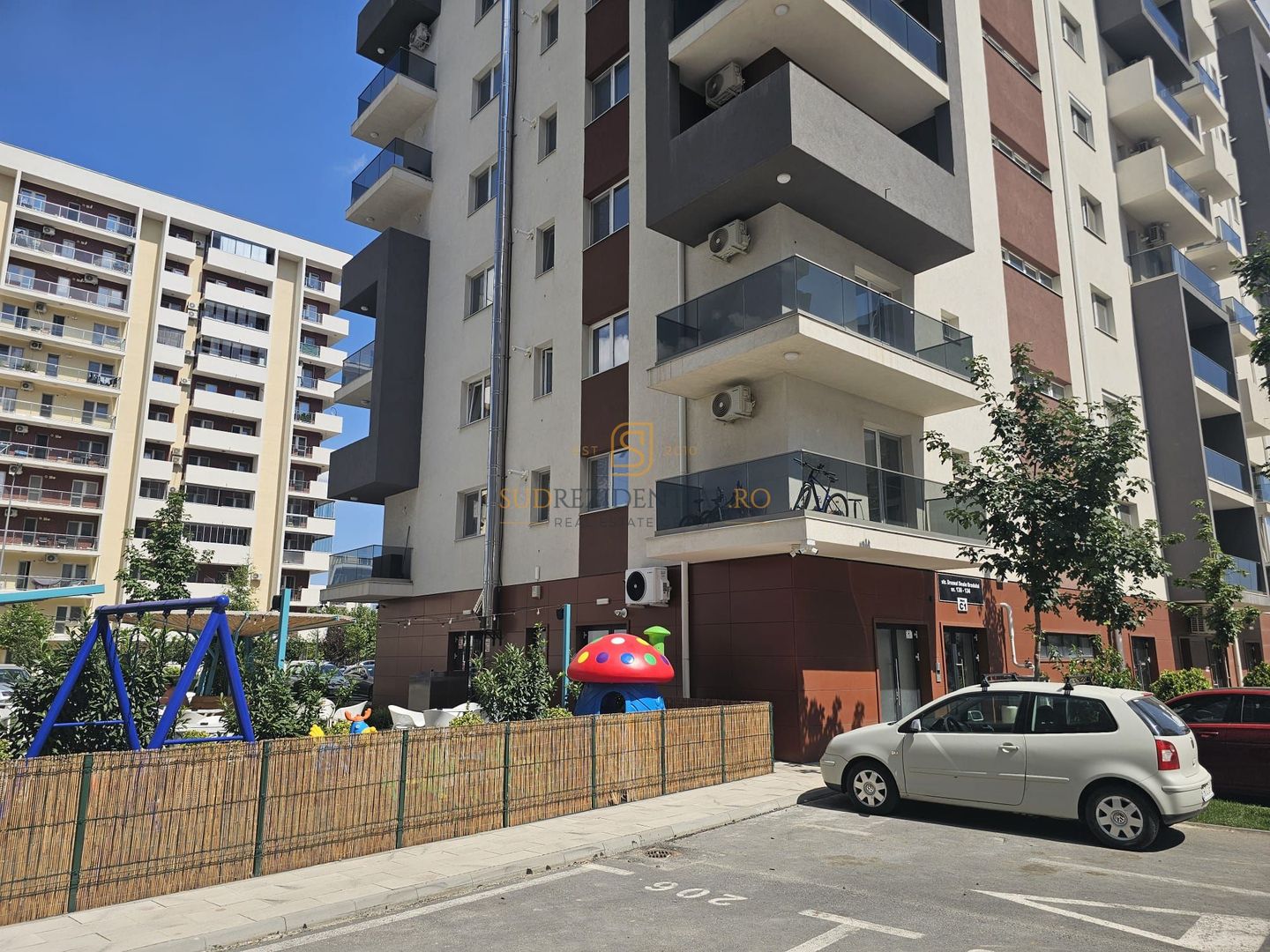 Apartament decomandat 3 camere, disponibil imediat, etaj 2/10 - Poză 2