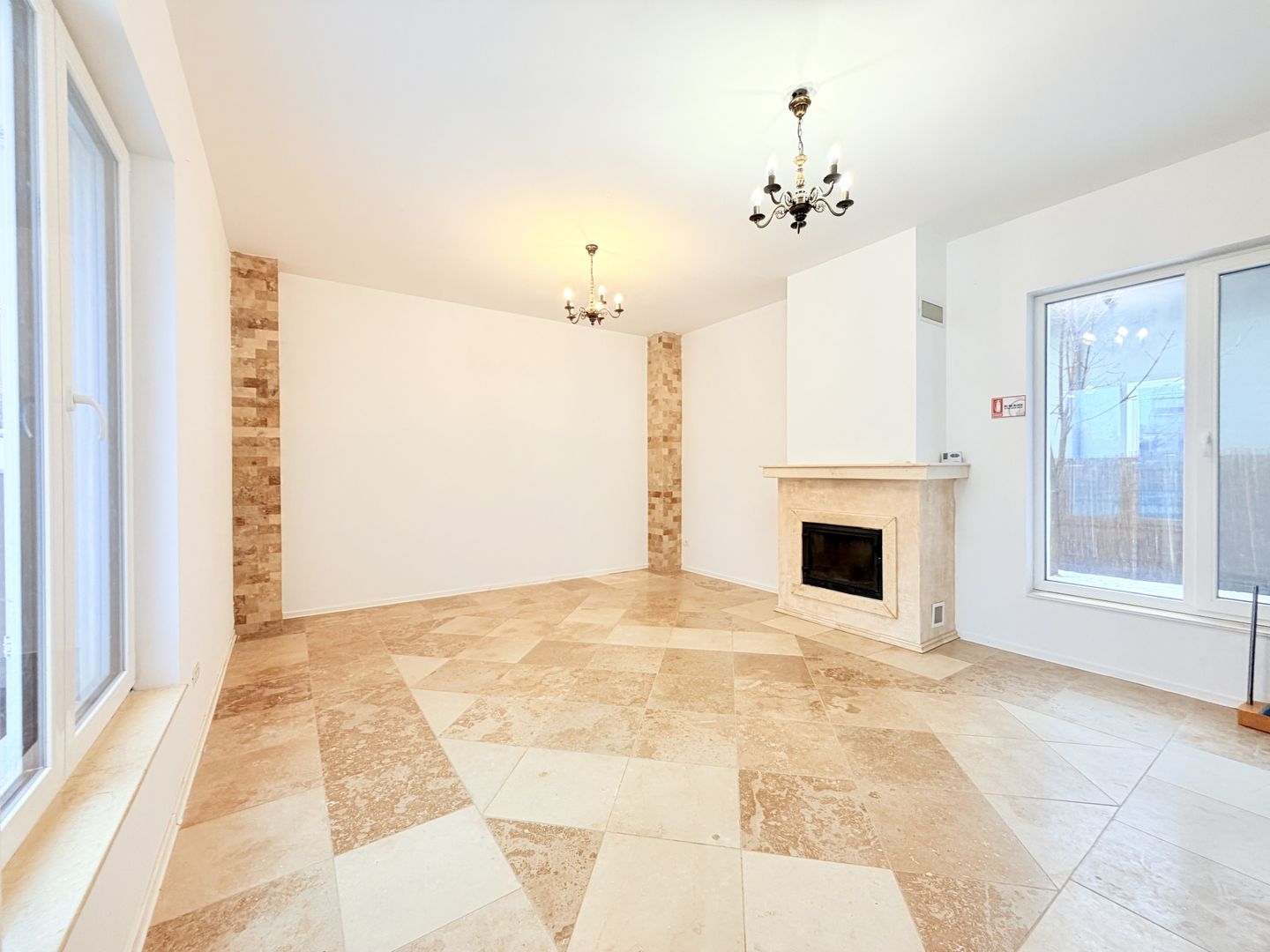 Casă de închiriat la liziera pădurii - Dumbrăvița - Poză 1