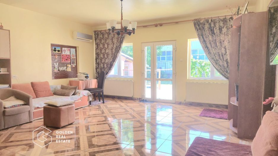 Casa spatiosa cu 5 camere, garaj si gradina, zona Gradiste - Poză 2