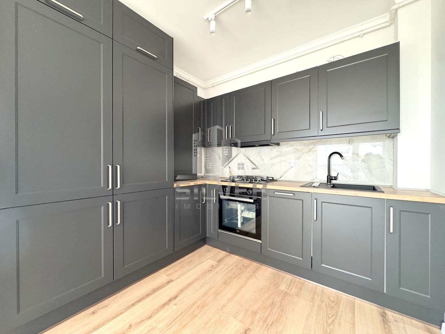 Apartament cu 3 camere recent finisat+terasa de 19 mp/CF. - Poză 1