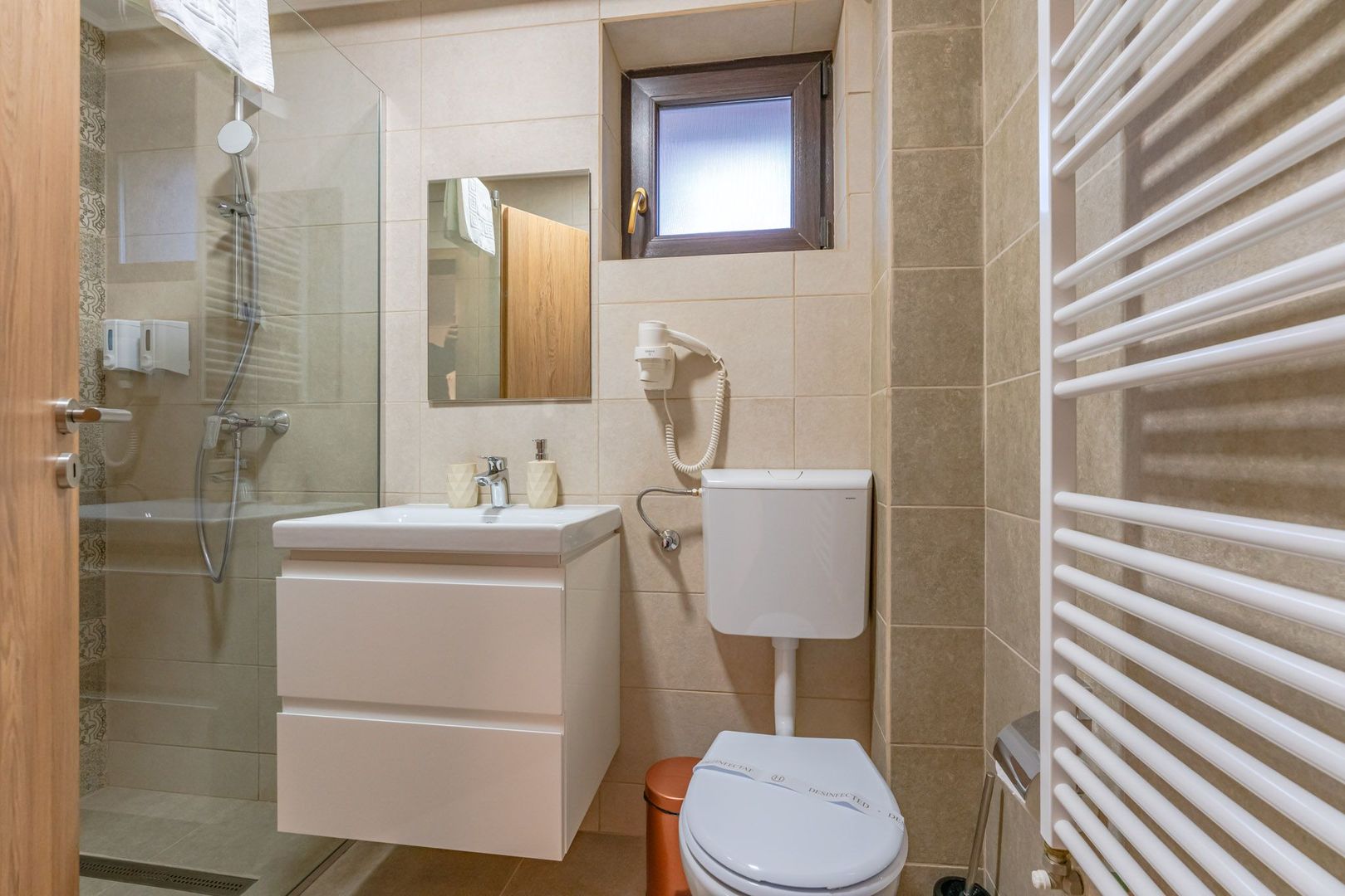 Pensiune Râșnov, 13 camere plus locuință proprietar, zonă Cetate - Poză 28