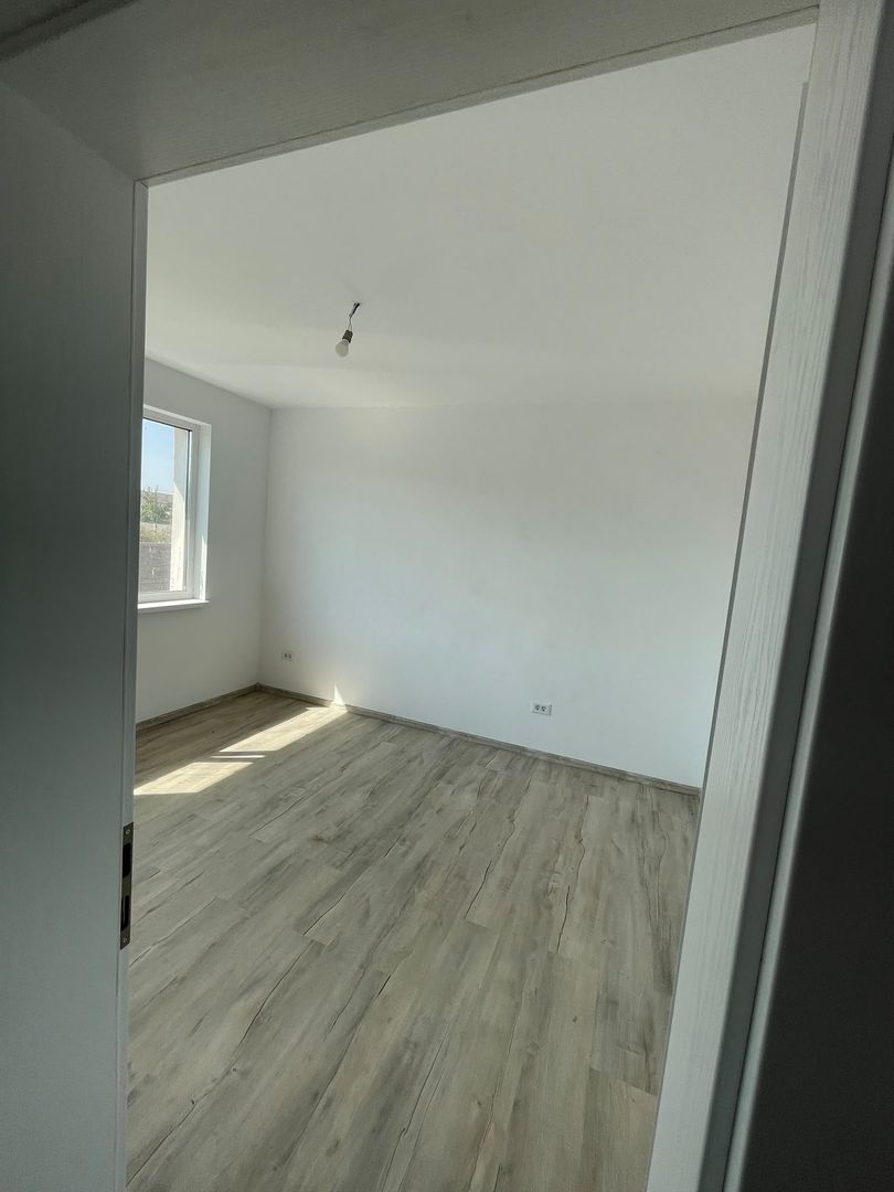 Duplex pe parter de vanzare in Bucovat - Poză 3