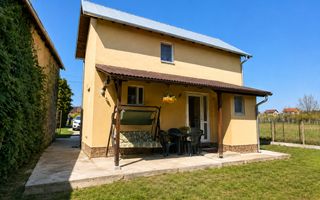 „Acasă, în adevăratul sens al cuvântului – casă cu livadă, liniște - Poză 2