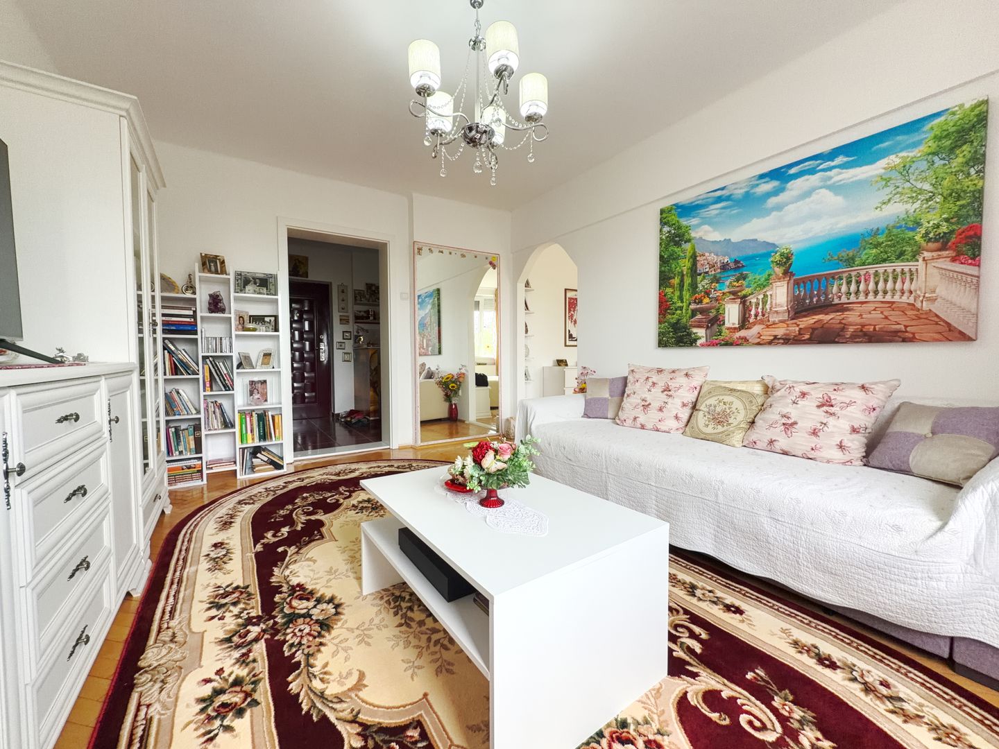 Apartament 2 camere, renovat complet – ideal locuință sau investiție - Poză 1