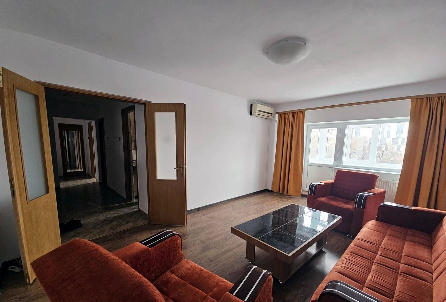 Inchiriez 2 camere Piata Victoriei - decomandat (proprietar) - Poză 1