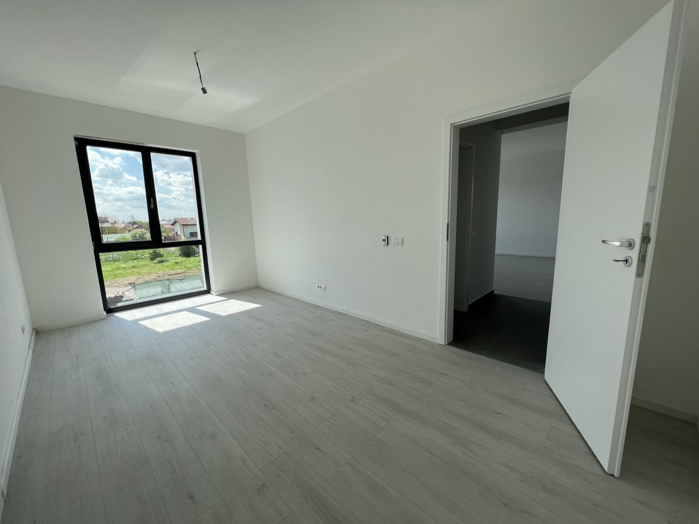 APARTAMENT CU 2 CAMERE - Poză 2