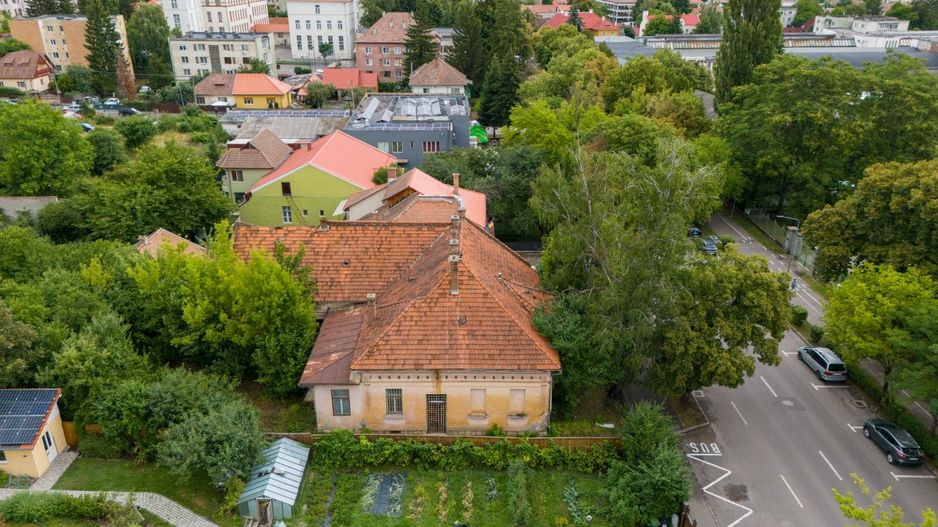 Casă spațioasă în centrul orașului Sfântu Gheorghe | Teren 1300 mp - Poză 1