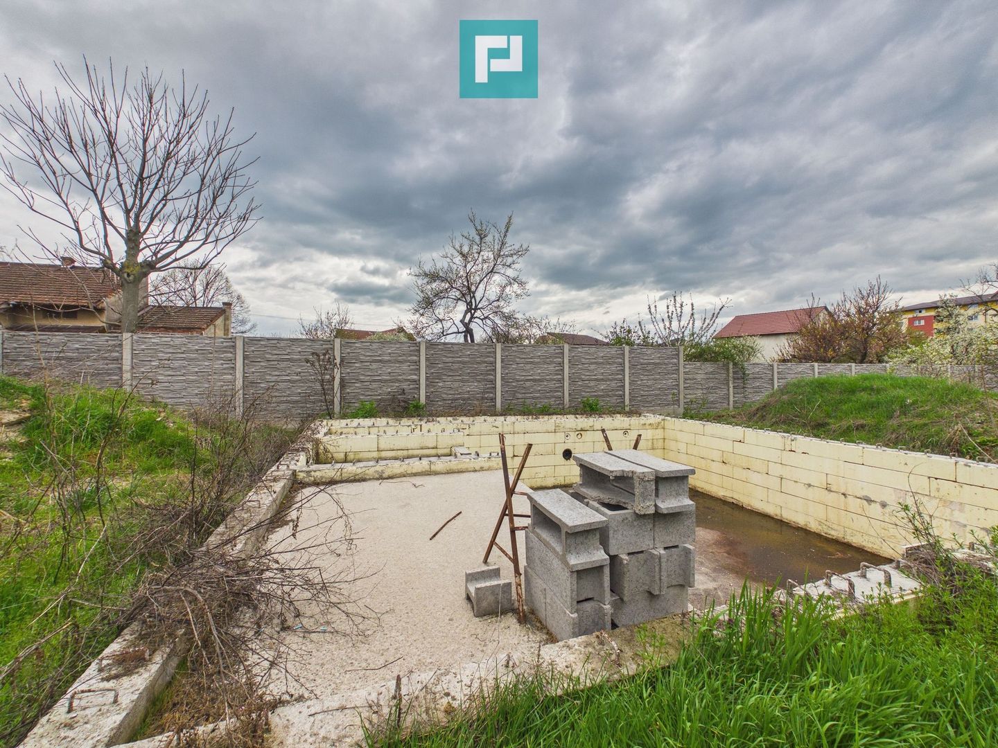 Casă la roșu cu piscină-Pârneava-767 mp teren - Poză 8