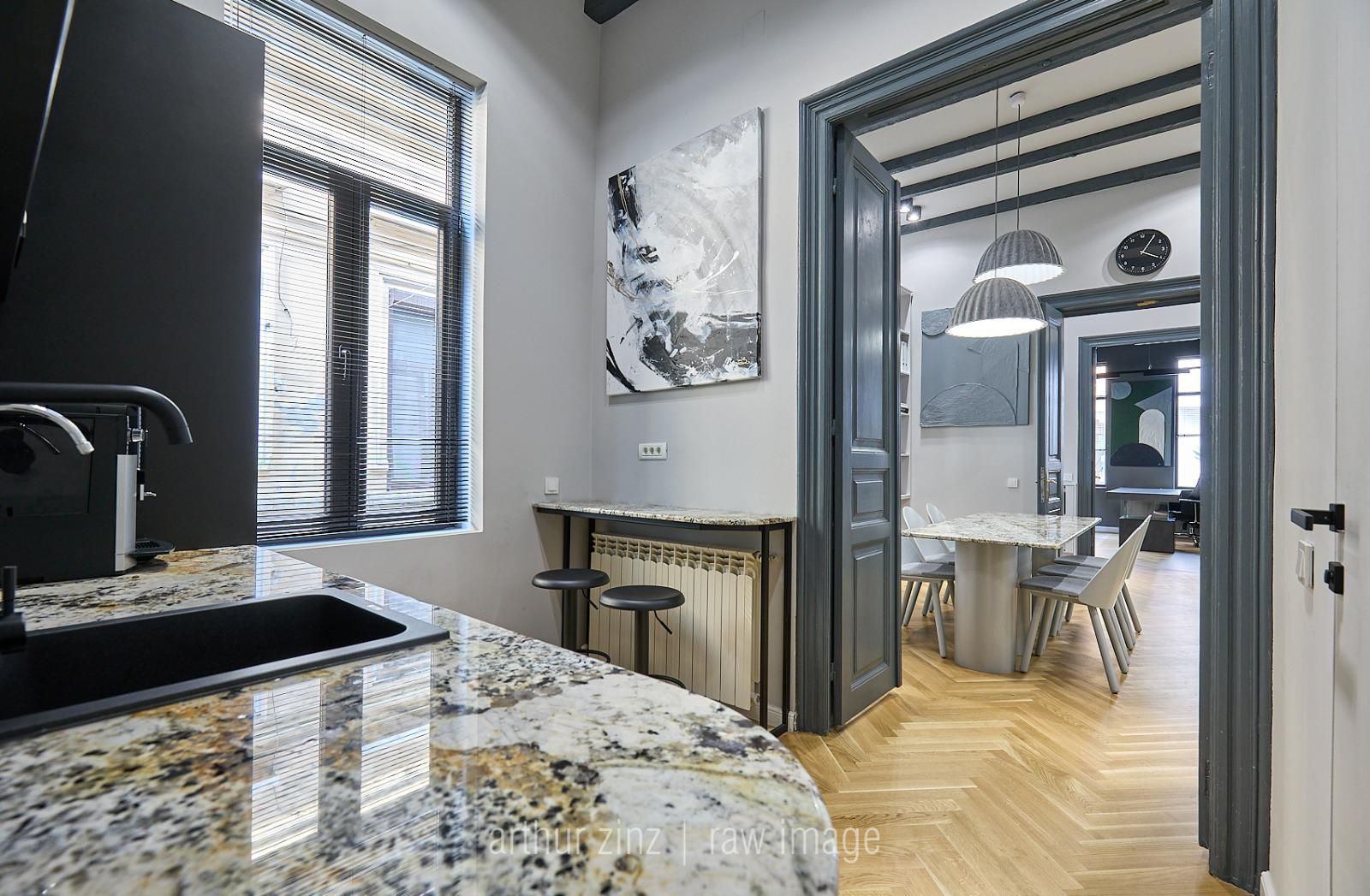 Birou amenajat | Mobilat si utilat | Cladire consolidata si renovata - Poză 11