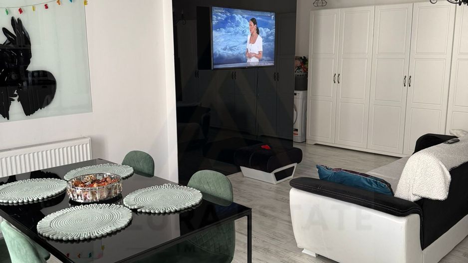 Apartament modern 3 camere 2 bai 64 mp utili si parcare zona Central - Poză 1
