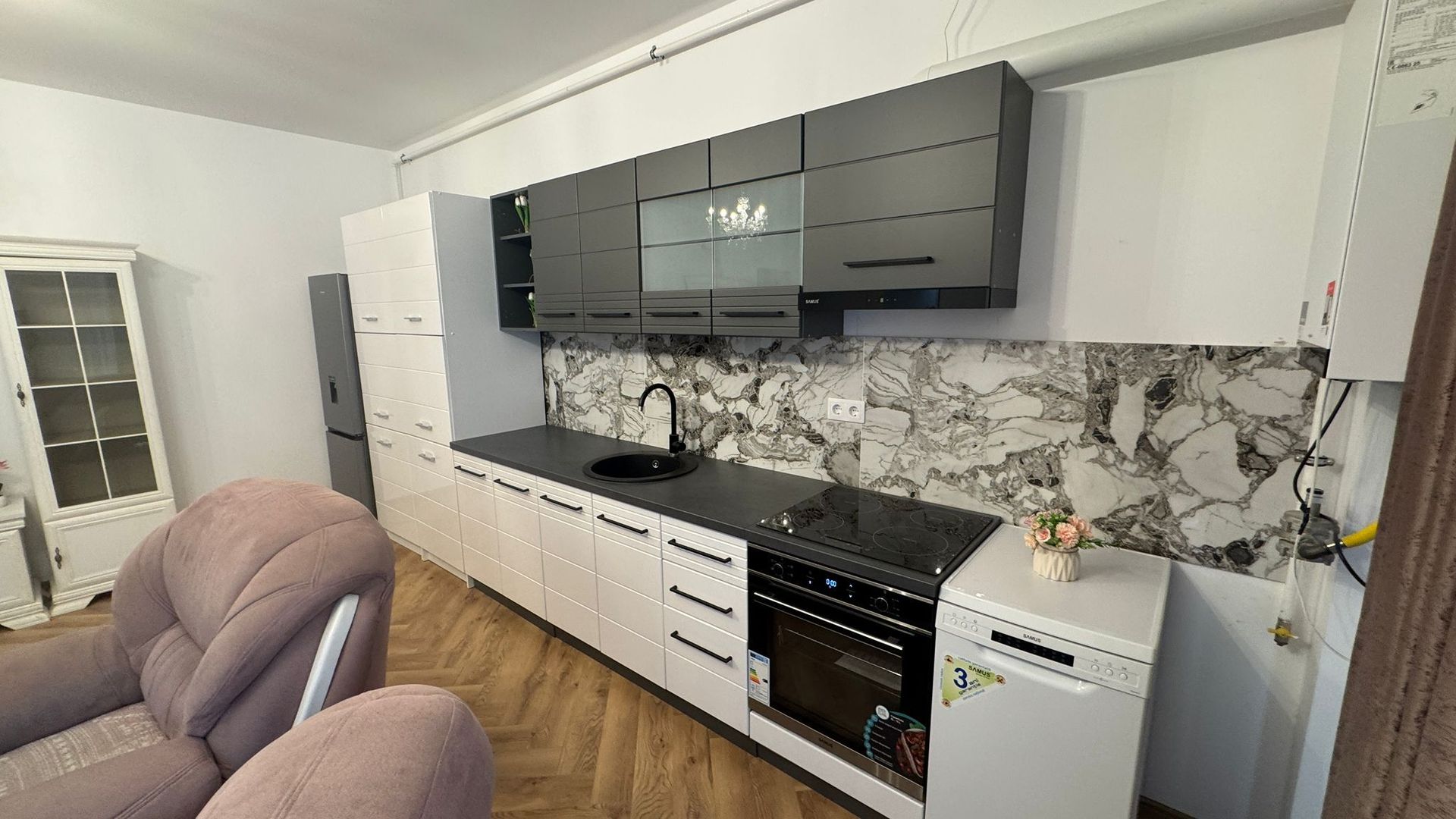 Apartament 3 camere de închiriat – zonă centrală, lângă Mall-ul nou - Poză 3