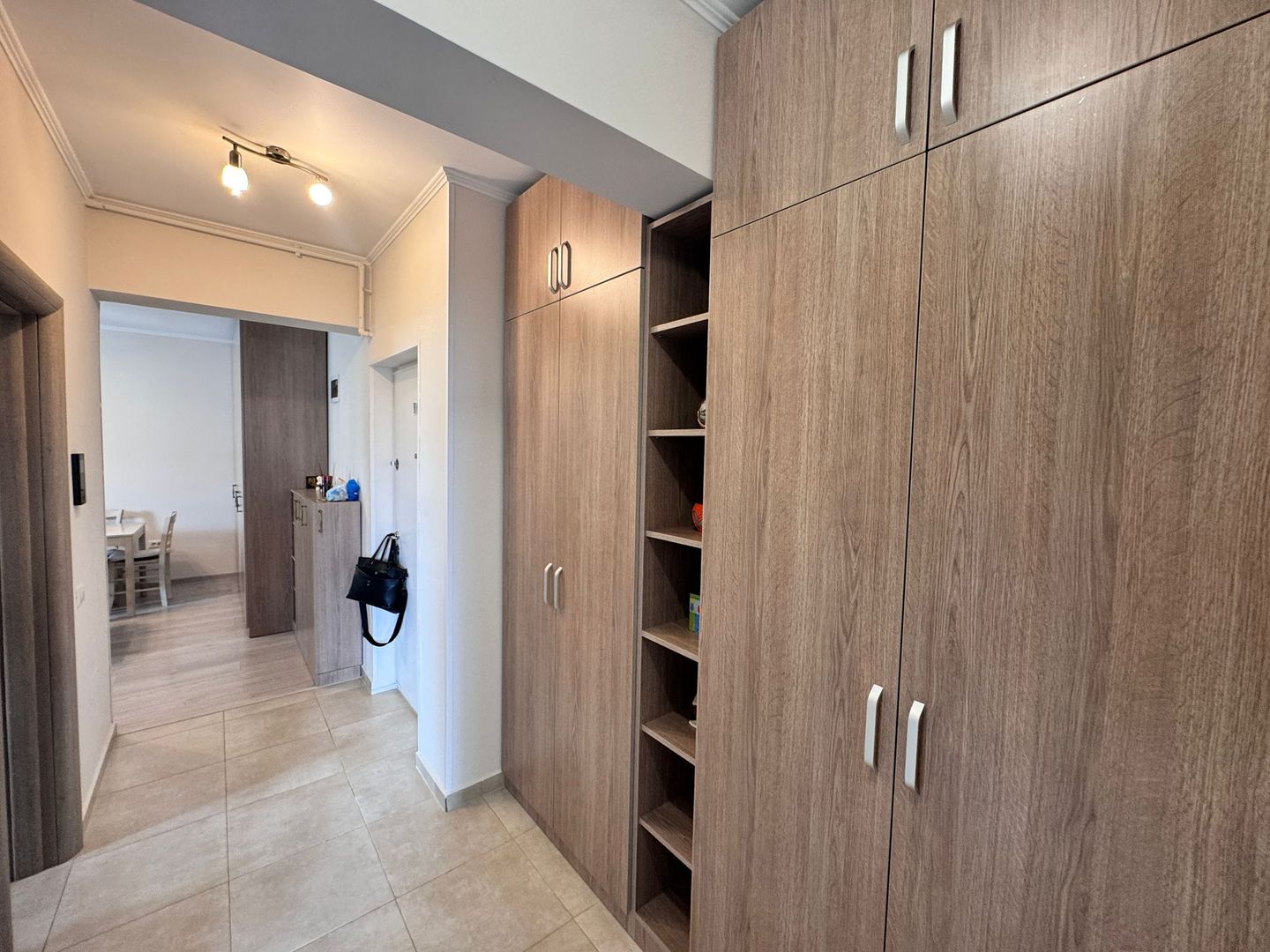 AP. 2 CAMERE, - CURTE 70 MP, BUCATARIE INCHISA, PARCARE INCLUSA, LIBER - Poză 7