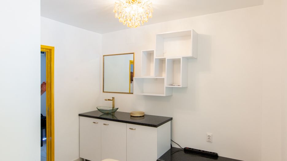 Frizerie-Coafor-Mani-Pedi, 7 posturi complet echipat - Poză 5